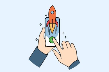 Hızlı interneti sembolize eden telefonlu eller ve mobil uygulamaları kullanmak için yüksek kaliteli ağ. Web sitelerinde sörf yapmak ve video sunuculuğunda video izlemek için yüksek hızlı internete sahip akıllı telefon