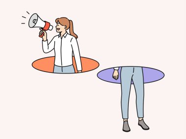 Megafonlu bir kadın satışa yaklaşmak için delikten sarkıyor. Kız organizatör, müşterileri yeni mağazaya çekmek için megafon kullanarak pazarlama etkinlikleri ve reklam kampanyası yürütüyor.