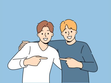 İki erkek arkadaş uzun zamandır beklenen buluşmada birbirlerine sarılıp birbirlerini gösteriyorlar. Erkek kardeşler ya da arkadaşlar ekrana bakıp iletişim kurma fırsatından olumlu duygular deneyimlerler.