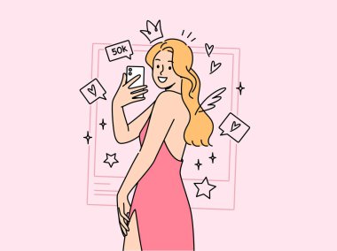 Kadın fotoğraf mankeni kokteyl elbisesi içinde selfie çekiyor, sosyal ağlardan ikonaların arasında duruyor. Etkilenen kız gülümseyip cep telefonu kamerasından arkadaşlık sitesindeki Avatar için selfie çekiyor.
