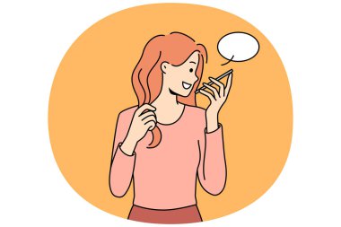 Gülümseyen genç bir kadın modern cep telefonuyla hoparlörden konuşuyor. Mutlu kız akıllı telefondan hoparlörden konuşuyor. Vektör illüstrasyonu.
