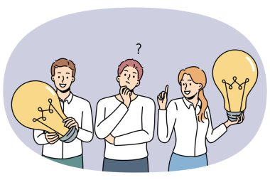 Ampulleri olan çeşitli iş adamları yaratıcı iş fikirlerini düşündüklerinde hayal kırıklığına uğrarlar. Düşünceli çalışanlar yeni planlar düşünüyor. Takım çalışması. Vektör illüstrasyonu.