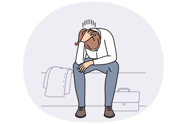 Sorunlu genç bir kadın iş yerinde morali bozuk ve depresif hissediyor. Mutsuz kadın çalışanlar işyerlerinde bitkinlik ya da depresyon yaşıyor. Vektör illüstrasyonu.