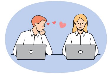 Aşık genç adam, ofiste dizüstü bilgisayarlarda birlikte çalışan kadın meslektaşına bak. Erkek çalışan, iş yerinde çalışan kadınlara hayrandır. İş aşkı. Vektör illüstrasyonu.