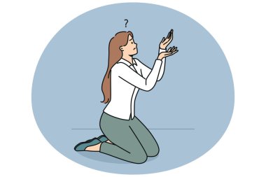 Diz çöküp dua eden ya da yardım isteyen kafası karışmış bir iş kadını. Çaresiz genç bayan çalışan yardım ya da destek için yalvarıyor. Psikolojik yardım. Vektör illüstrasyonu.