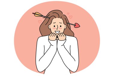 Başında aşk okuyla gülümseyen genç bir kadın sırılsıklam aşık oluyor. Mutlu kız duygusal ve heyecanlı aşk ve şefkat duygusu. Vektör illüstrasyonu.