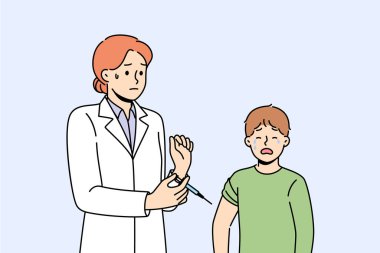 Çocuk aşı fobisi çekiyor ve elinde enjeksiyonla elinde şırıngayla kadın doktorun yanında durarak ağlıyor. Hemşire sinir krizi geçiren genç hastaya aşı enjekte etmekte tereddüt ediyor..