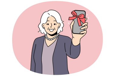 Gülümseyen yaşlı kadın hediye olarak akıllı telefon gösterdi. Mutlu olgun büyükanne yeni cep telefonu hediyesiyle heyecanlanıyor. Yaşlılar ve teknoloji. Vektör illüstrasyonu.