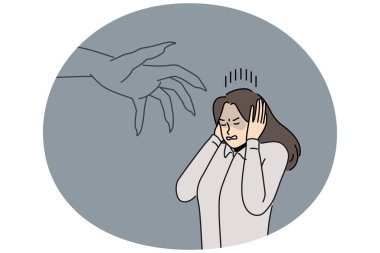 Devasa canavar el, iş kadınını korku ve depresyondan strese soktu. Sıkıntılı kadın çalışanlar büyük ellerden korkar. İş hayatında manipülasyon ve otorite. Vektör illüstrasyonu.