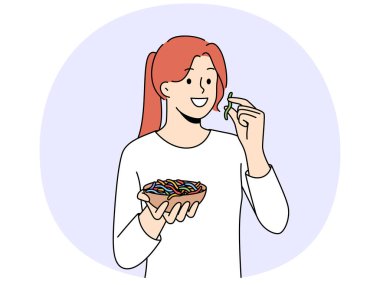 Gülümseyen kız kaseden renkli jelibon solucanları yiyor. Mutlu kadın tatlı atıştırmalıkların tadına bakar. Vektör illüstrasyonu.