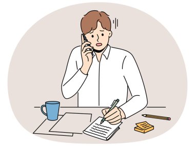 Mutsuz adam masada oturup telefonda not alıyor. Üzgün adam cep telefonunun el yazısıyla yazdığı haberle strese girer. Vektör illüstrasyonu.