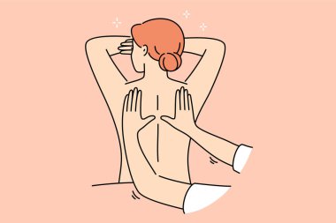 Kadın SPA salonunda masaj tedavilerine katılıyor, sırt üstü uzanıyor ve gençleştirme terapisinin tadını çıkarıyor. Masaj uzmanının elleri rahat bir kızın tenini yoğuruyor, zor bir haftadan sonra yoruldu.