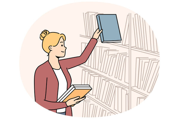 Улыбающаяся библиотекарша работает в университете или школьной библиотеке. Счастливая женщина положила книгу на полку в книжном магазине. Литература и образование. Векторная иллюстрация.