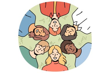 Gülümseyen çeşitli insanların manzarası. Yaz parkında sarılıp rahatlıyorlar. Mutlu erkekler ve kadınlar doğada dinleniyor. Arkadaşlık ve rahatlama. Vektör illüstrasyonu.