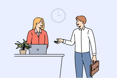 Adam otel odası kiralayıp resepsiyon masasının yanında dizüstü bilgisayarla yöneticiyle konuşuyor. Başarılı bir işadamı, profesyonel seminere katılmak için şirket gezisi sırasında otele kayıt yaptırıyor..