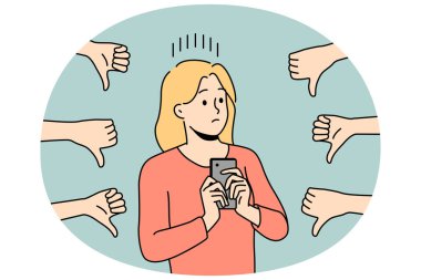 Cep telefonlu sıkıntılı kadın olumsuz geri bildirimlerden memnun değil. Sosyal medyadaki kötü yorumlardan rahatsız olan mutsuz kadın etkiler. Vektör illüstrasyonu.