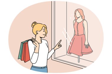 Çantalı mutlu kadın yeni kıyafetler almak için butiklerden alışveriş yapıyor. Mağazalardan moda kıyafetleri alan gülümseyen kız vitrinlere bakar. Vektör illüstrasyonu.