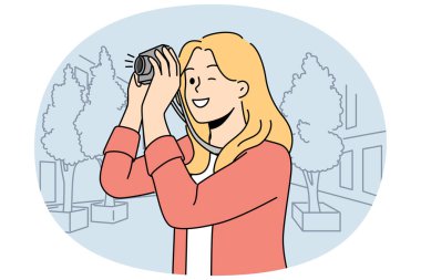 Gülümseyen kadın profesyonel kamerayla fotoğraf çeker. Analog cihazlı mutlu kız fotoğrafı. Fotoğraf ve hobi. Vektör illüstrasyonu.