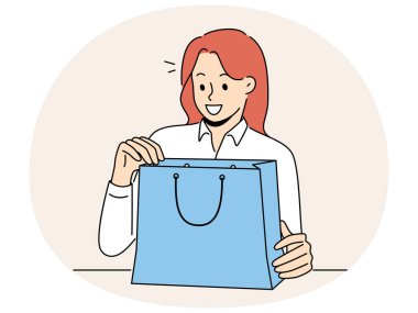 Gülümseyen kadın hediye ya da hediye paketini açıyor. Mutlu kız alışveriş poşetini açarken siparişi verirken heyecanlanıyor. Tüketim ve alışveriş düşkünlüğü. Vektör illüstrasyonu.