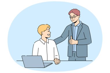 Gülümseyen işadamı, ofiste dizüstü bilgisayarda çalışan erkek çalışana baş parmağını gösterdi. Mutlu işveren, bilgisayarla meşgul çalışan iyi bir çalışanı övüyor. Vektör illüstrasyonu.