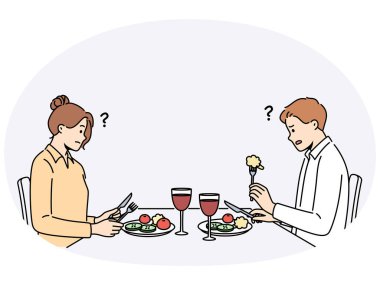 Kafası karışık bir çift restoranda masada oturur ve akşam yemeğinde kötü yemek yerler. Kafedeki yemeklerden memnun olmayan sıkıntılı bir adam ve kadın. Vektör illüstrasyonu.