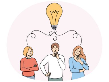 Kafa üstü kocaman ampulleri olan dalgın bir ekip birlikte yaratıcı bir iş fikri üretiyor. Düşünceli iş adamları strateji geliştirmeyi düşünüyor. Vektör illüstrasyonu.