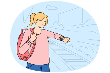 Tedirgin kadın, tren istasyonunun peronunda duruyor. Kol saatinde kontrol zamanı. Endişeli kız, trene geç kalmaktan bıkmış bir şekilde saatine bakıyor. Seyahat ve ulaşım. Vektör illüstrasyonu.