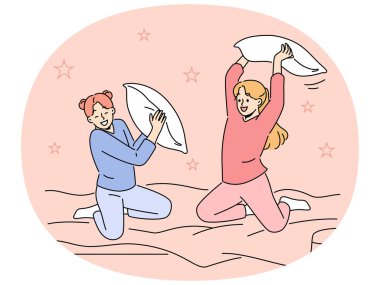 Gülümseyen kızlar yatak odasında yastık savaşı yaparken eğlenirler. Mutlu çocuklar evde pijama partisinin tadını çıkarırlar. Vektör illüstrasyonu.