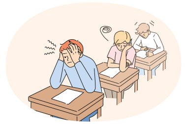 Sınıfta masada oturan endişeli öğrenciler birlikte yazı sınavı hazırlıyorlar. Endişeli öğrenciler sınıfta muayeneyi bitirir. Eğitim ve sınav zamanı. Vektör illüstrasyonu.