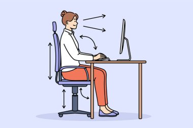 Kadın bilgisayarla çalışmak için doğru duruşu sergiliyor, monitörle masaya oturmak için. Kız duruş kurallarını izler, ergonomik ayarlanabilir sandalye kullanarak bilgisayarda yazar..