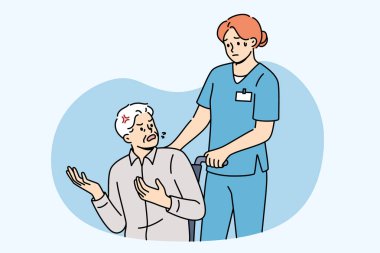 Tekerlekli sandalyedeki kızgın hasta hemşireye küfür ediyor. Sağlık sisteminden ve yüksek sigorta maliyetinden memnun olmadığını söylüyor. Kadın doktor, yaşlı adamı sağlık sigortası olmadığı için klinikten çıkardı..