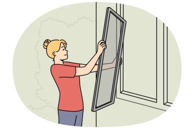 Kadın evin camına sineklik takıyor. Kadın binaya plastik ağ böceği ekran paneli koymuş. Vektör illüstrasyonu.