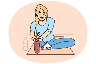 Spor giyim antrenmanında gülümseyen kadın spor salonunda minder üzerinde. Spor yapan mutlu bir kız. Fiziksel aktivite. Vektör illüstrasyonu.