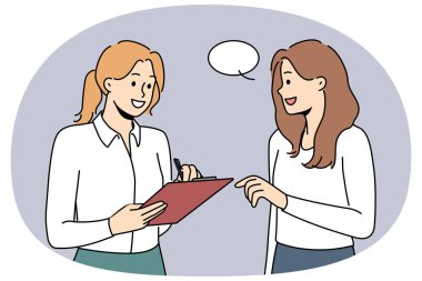 Yoldan geçenlerle dosyayla gülümseyen kadın röportajı. Mutlu kadın sokaklarda araştırma yapıyor. Anket ve anket. Vektör illüstrasyonu.