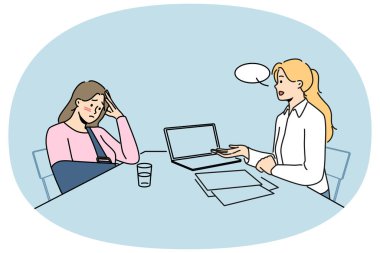 Bandajlı sıkıntılı kadın sosyal güvenlik merkezindeki masada oturuyor ve tazminat istiyor. Mutsuz yaralı bir kadın sigorta şirketinden para talep ediyor. Vektör illüstrasyonu.