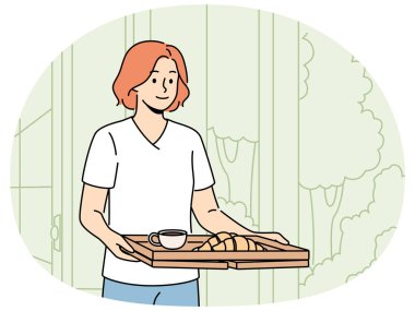 Kadın kahvaltısını bahçede ya da evin arka bahçesinde yapmak istiyor. Bir tepsi sıcak çay ve kruvasan taşıyor. Mutlu kız işteki zorlu günden önce açlığı gidermek için lezzetli bir kahvaltı hazırlar..