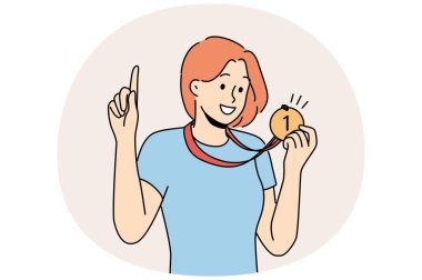 Birincilik madalyası alan kadın spor yarışmasını kazandı ve kupayı göstermekten gurur duyuyor. Olimpiyat veya meslektaşları arasındaki yarışmaya katılanlardan dolayı kız şampiyon ödülleriyle övünüyor