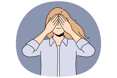 Kadın şaşırma ya da küçük çocukla oynama beklentisiyle gözlerini kapatıyor. Genç kız gözlerini kapar ve kötü şeyler görmek istemezmiş gibi davranır ya da stresten kaçınmak için saklanmaya çalışır..