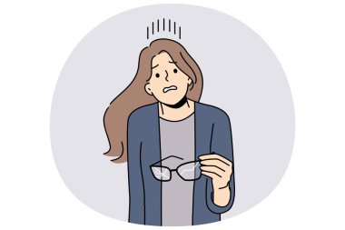 Ellerinde kırık gözlük olan bir kadın görme sorununu çözemediği için kafası karışıyor. Dikkatsiz kız kırık camlı gözlük tutuyor ve optometriste gitmesi ya da lens alması gerekiyor.