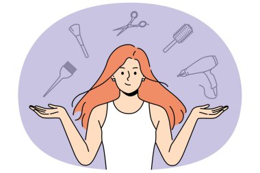 Kuaför için uçan aksesuarları olan kadın stilisti imajı değiştirmek için yeni saç stili yapmayı teklif ediyor. Güzellik salonundaki kız kuaför saç bakımını ve profesyonel ekipman kullanmayı öneriyor.