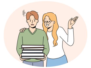 Mutsuzluğa yakın gülümseyen kadın çalışmaktan yorulmuş kitap yığınıyla stresli bir adam. Heyecanlı arkadaşının yanında ders kitabı gibi bir şeyi olan bitkin bir erkek. Vektör illüstrasyonu.