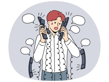Çok sayıda kulaklığı olan stresli iş adamı ofisteki telefon görüşmelerinden bunaldı. İş yerindeki telefonları olan yorgun erkek çalışanlar fazla mesai ile boğuşuyor. Vektör illüstrasyonu.