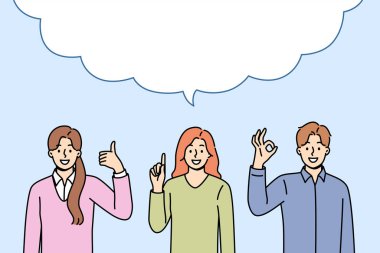 İş adamları, geniş bir diyalog bulutu altında durarak, tartışmalar üzerine ortak bir açıklama yapıyorlar. Boşluğu diyalog baloncuğu içinde kopyala ve ofis çalışanları olumlu ve tavsiye edici jestler göstererek