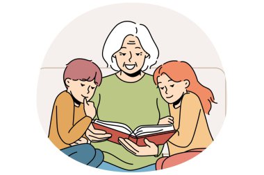 Minik torunlarına kitap okuyan, güler yüzlü bir büyükanne. Mutlu büyükanne, küçük torunlarla edebiyatın tadını çıkarıyor. Vektör illüstrasyonu.
