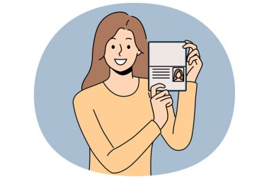 Kadın pasaport gösteriyor, taşındıktan sonra ilk kimlik belgesini ya da yeni vatandaşlığı almaktan keyif alıyor. Ofisteki güvenlik odasına girmeye çalışan pasaport sahibi Dvushka kopeck.