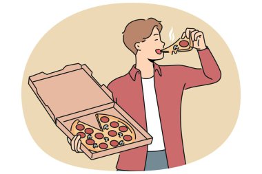Adam pizzayı ısırıyor ve İtalyan pizzacısının kutusunu tutuyor. Restorandan taze yemeğin tadını çıkarıyor. Adam iştahını ya da açlığını biberli ve mantarlı lezzetli pizzayla doyuruyor.