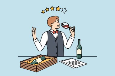 Erkek sommelier bardaktan şarap içer ve içki için 4 yıldız verir. Sommelier, restoran menüsü için en iyi bordo şarabını seçmek için kaliteli alkolün tadına bakar.