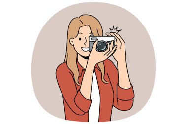Gülümseyen kameralı kadın gazetede ya da kişisel internet blogunda yayınlanmak için fotoğraf çekiyor. Genç mutlu kız seyahat ederken fotoğraf çekmek için kamera kullanıyor.