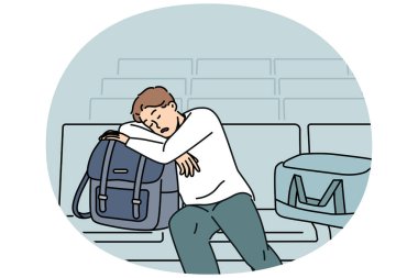 Uyuyan adam havaalanının dinlenme odasında oturur ve kötü hava koşulları nedeniyle uçağın rötar yapmasını bekler. Bavulları ve bavulları olan yorgun adam havaalanı yolcusu uçuş ve seyahat için bekliyor.