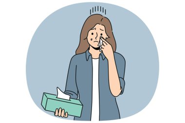 Ağlayan kadın, erkek arkadaşından ayrıldıktan sonra stres ve psikolojik ıstırap içinde gözyaşlarını kağıt peçetelerle siler. Psikoloğun yardımına ihtiyacı olan tek kullanımlık havlularla dolu kutuyu tutan ağlayan kız.